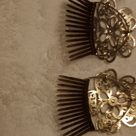 Elegant Gold Floral Hair Combs - Picture 3 of 3